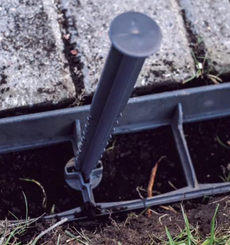 Műanyag rögzítő tüske (Fixing Peg) Borderkit Flexi ágyásszegélyhez 23.5cm,12db/cs. 2019784